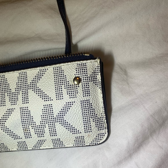 Micheal Kors keychain wallet - Picture 11 of 16